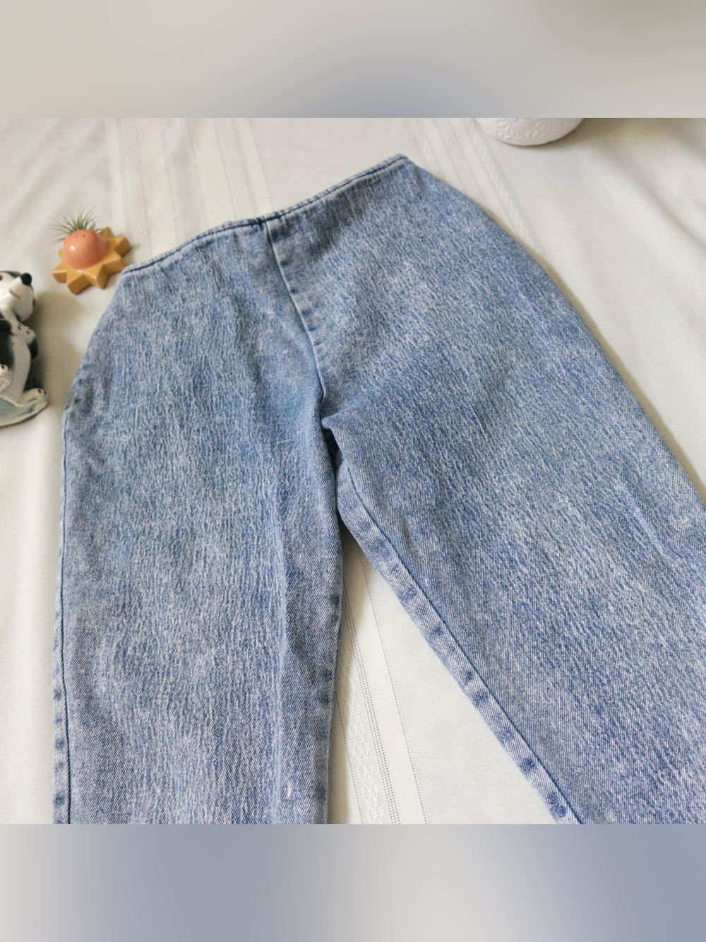 Vintage 80's style acid wash capris with bow zippers on back - Picture 5 of 8